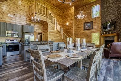 Wild Heart Lodge - Dining table and fully furnished kitchen