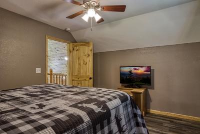 Wild Heart Lodge - Upper level bedroom with 32-inch TV