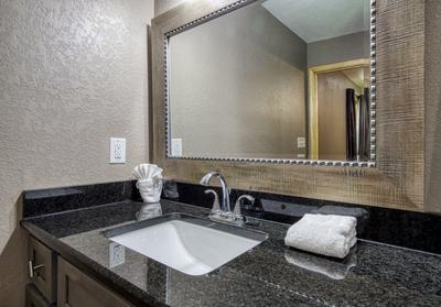 Wild Heart Lodge - Upper level bathroom