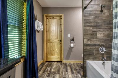 Wild Heart Lodge - Upper level bathroom with tub/shower combo