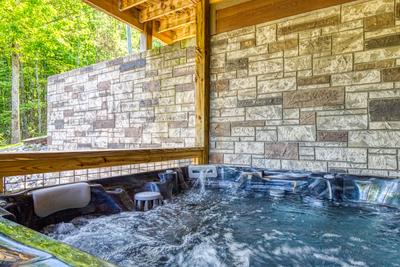 Wild Heart Lodge - Lower deck with hot tub