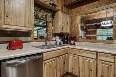 Cozy Bear Escape fully furnished kitchen