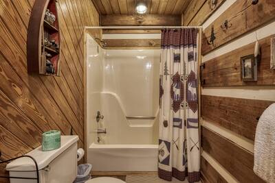 Cozy Bear Escape main level bathroom with tub/shower combo