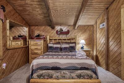 Cozy Bear Escape upper level bedroom with queen size bed