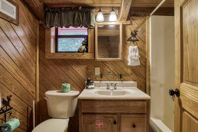 Cozy Bear Escape upper level bathroom with tub/shower combo