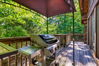 Papa's Pad front deck with gas grill