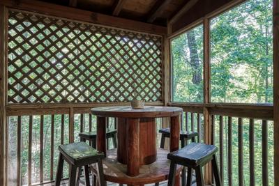 Papa's Pad screened in back deck with table and chairs