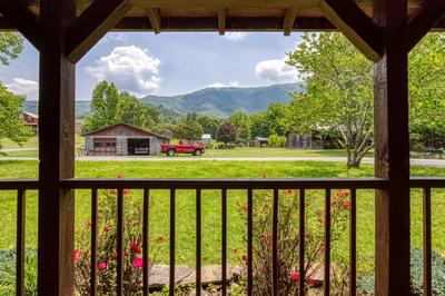 4 Paws Lodge covered front deck with view