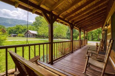 4 Paws Lodge covered front deck