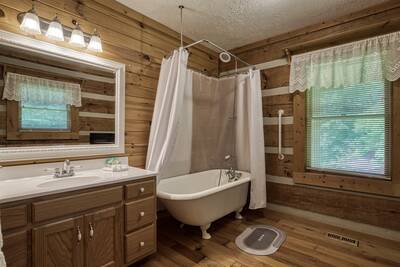 4 Paws Lodge bathroom one with claw foot tub