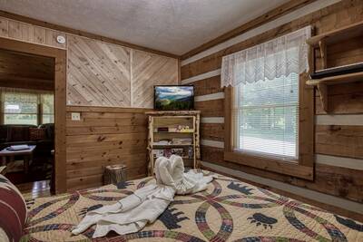 4 Paws Lodge bedroom two with queen size bed