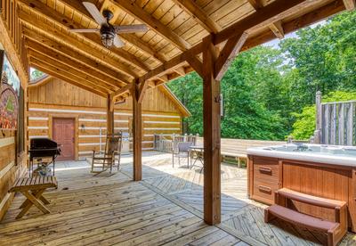 4 Paws Lodge covered back deck