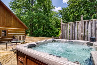 4 Paws Lodge hot tub