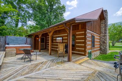 4 Paws Lodge back deck