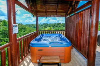 Perky Peaks Lodge - Hot tub with privacy fence