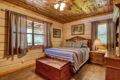 Serenity Ridge - Bedroom 2 with queen size bed