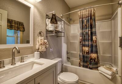 Serenity Ridge - Lower level bathroom with tub/shower combo