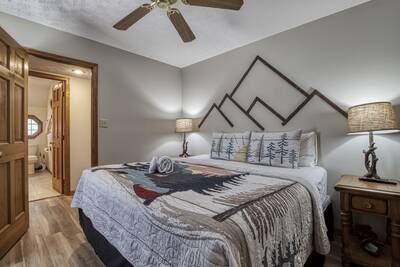 Majestic Poolside Lookout - Main level bedroom with king size bed