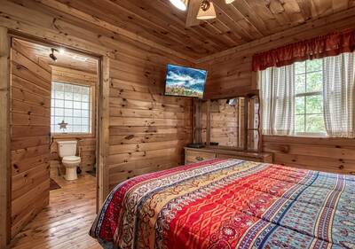 Possum Moon - Main level bedroom with 20-inch TV