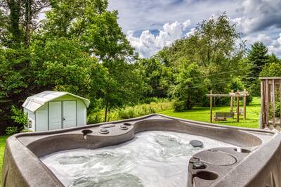 Rustic Acres hot tub and back yard