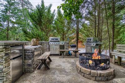 Caddy Shack Lodge outdoor kitchen