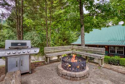 Caddy Shack Lodge outdoor fire pit