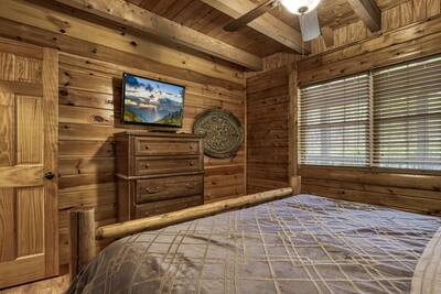 Caddy Shack Lodge main level bedroom with king size bed
