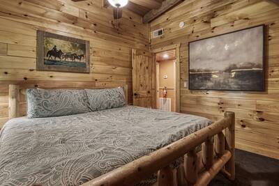 Caddy Shack Lodge upper level bedroom with king size bed