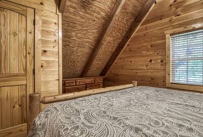 Caddy Shack Lodge upper level bedroom
