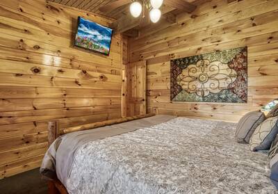 Caddy Shack Lodge upper level bedroom with king size bed