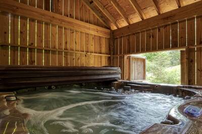 Caddy Shack Lodge hot tub