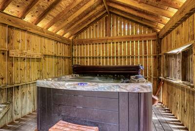Caddy Shack Lodge hot tub in private caban