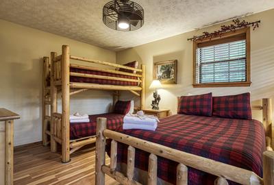 A Beary Good Time lower level bedroom with bunk beds