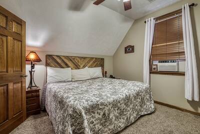 Smoky Mountain Dream upper level bedroom