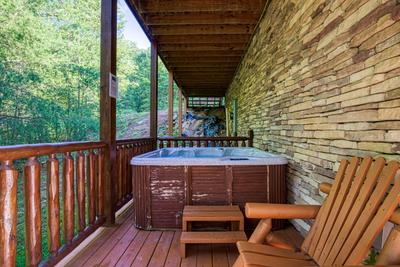 Rainbows End lower level deck with hot tub