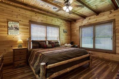 The Bear Cubs main level bedroom with queen size bed