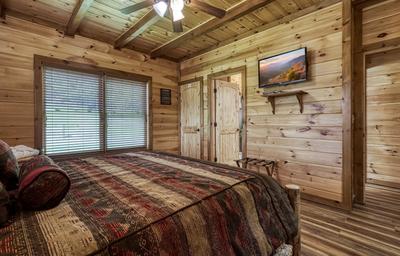 The Bear Cubs main level bedroom with queen size bed