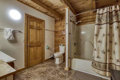 Owl's Nest main level bathroom with tub/shower combo