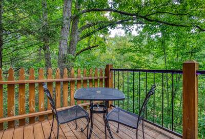 Allen Hideaway back deck with table and chairs