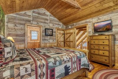 Antler Crossing upper level bedroom with vaulted ceiling