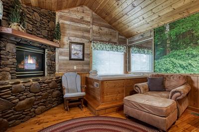 Antler Crossing upper level bedroom with whirlpool tub