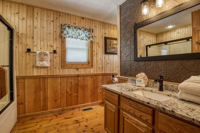 Antler Crossing main level bathroom with tub shower combo