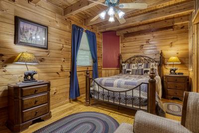 Antler Crossing main level bedroom with queen size bed