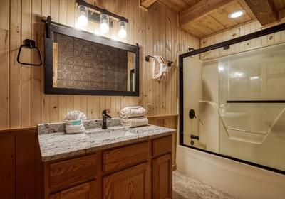 Antler Crossing upper level bedroom with tub/shower combo