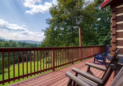 Builtmore Hideaway front deck with mountain views