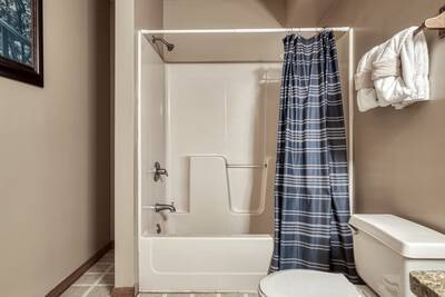 Builtmore Hideaway bathroom with tub/shower combo