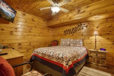 Three Bears - Lower level bedroom with queen size bed