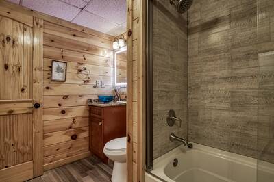 Whispering Winds lower level bathroom with tub/shower combo