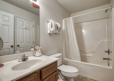 Henderson's Riverside bathroom with tub/shower combo