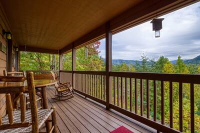 Bearfootin front deck with mountain views